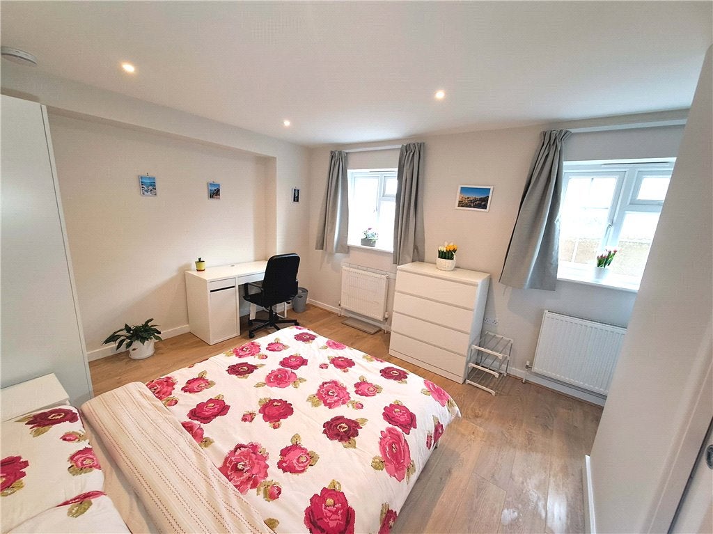 Room Queen Eleanor's Road in Guildford
