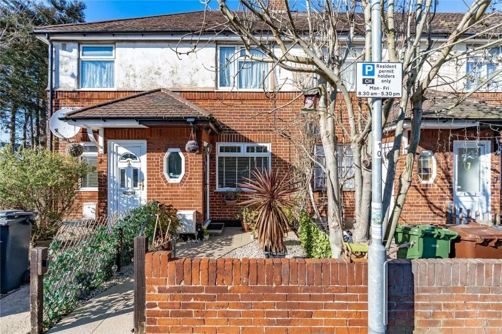 Flat Grantham Gardens in Greater London
