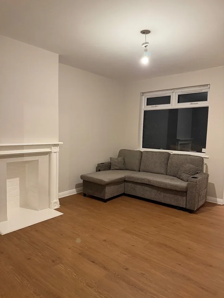 Flat Grantham Gardens in Greater London