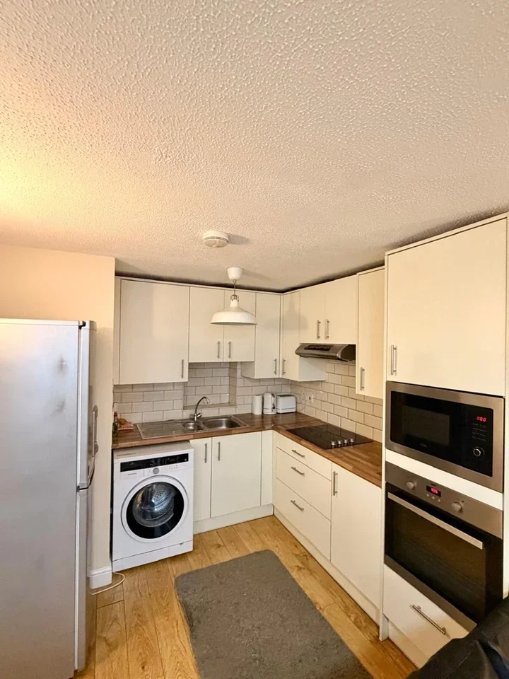 Flat Shepiston Lane in Greater London