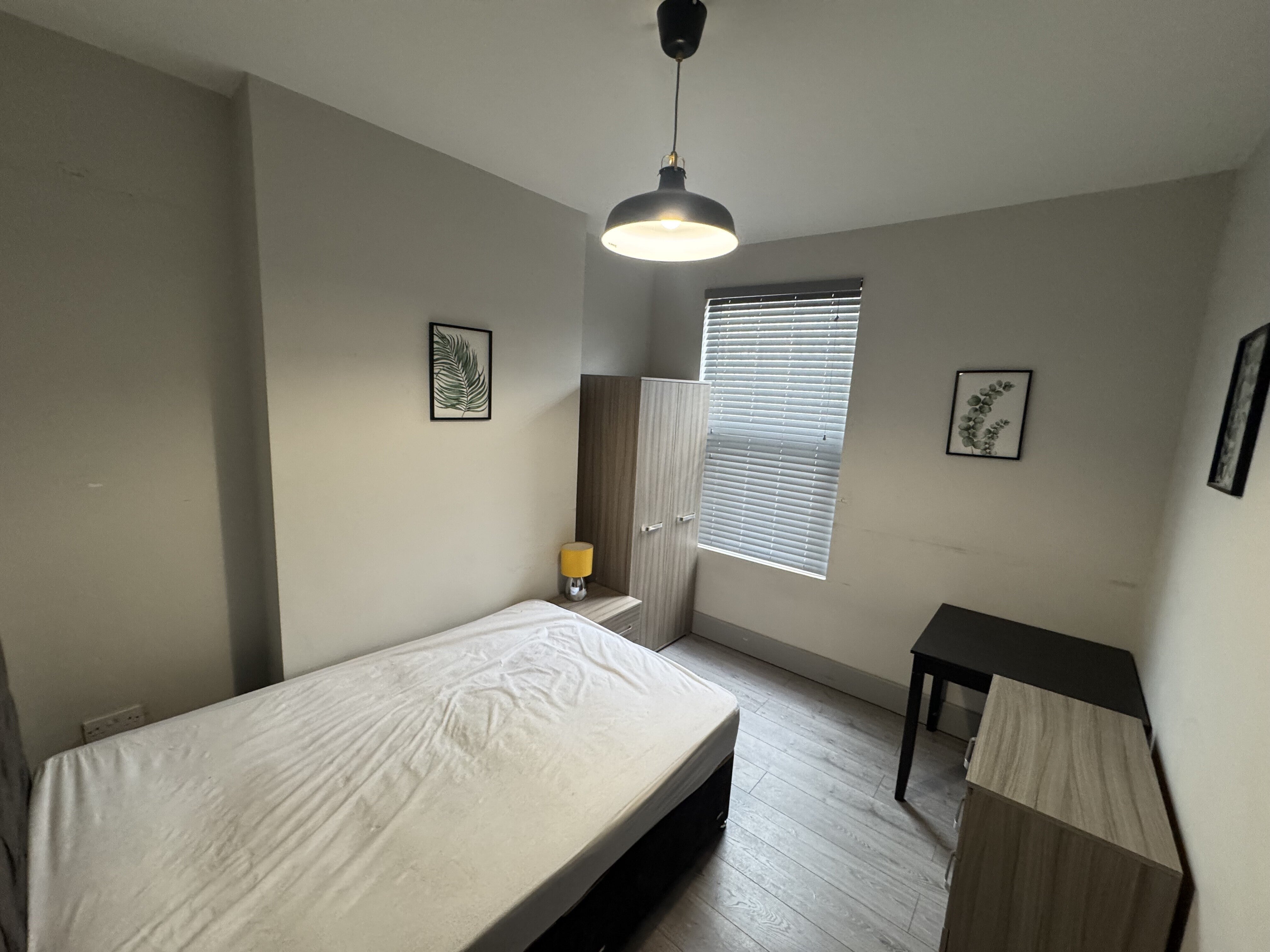 Room Clarendon Road in Manchester