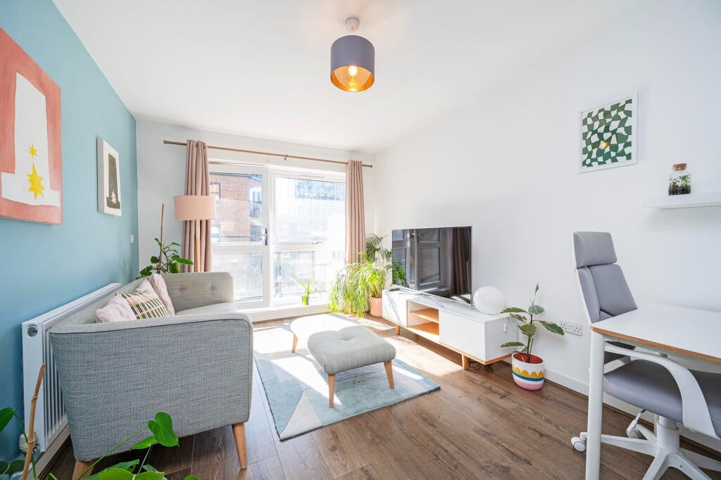 Flat Buckhurst Street in Greater London