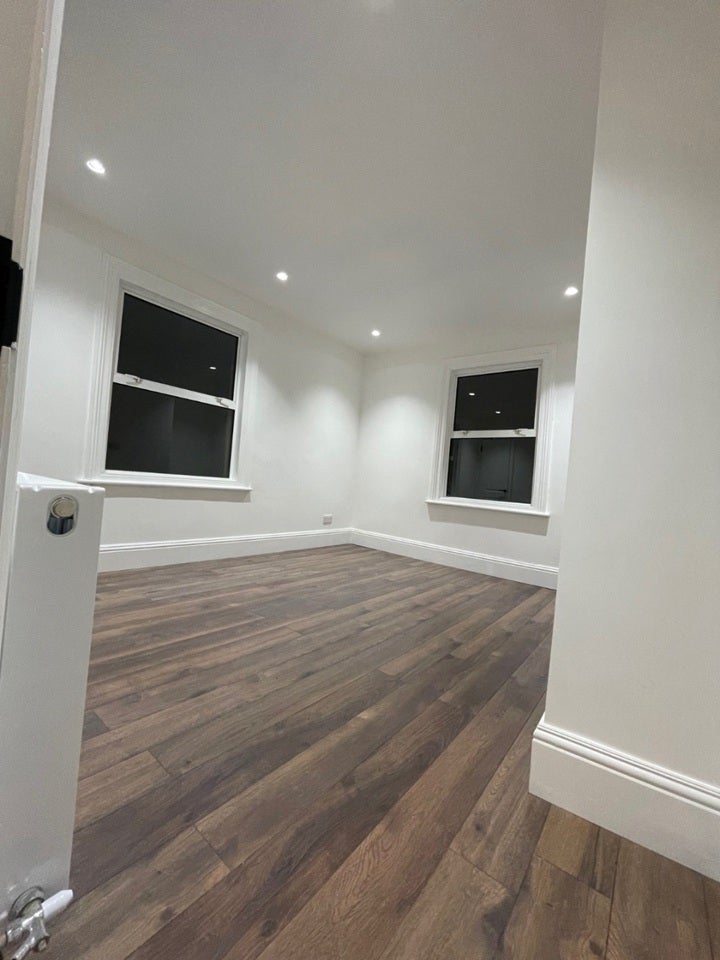 Flat Vaughan Road in Greater London