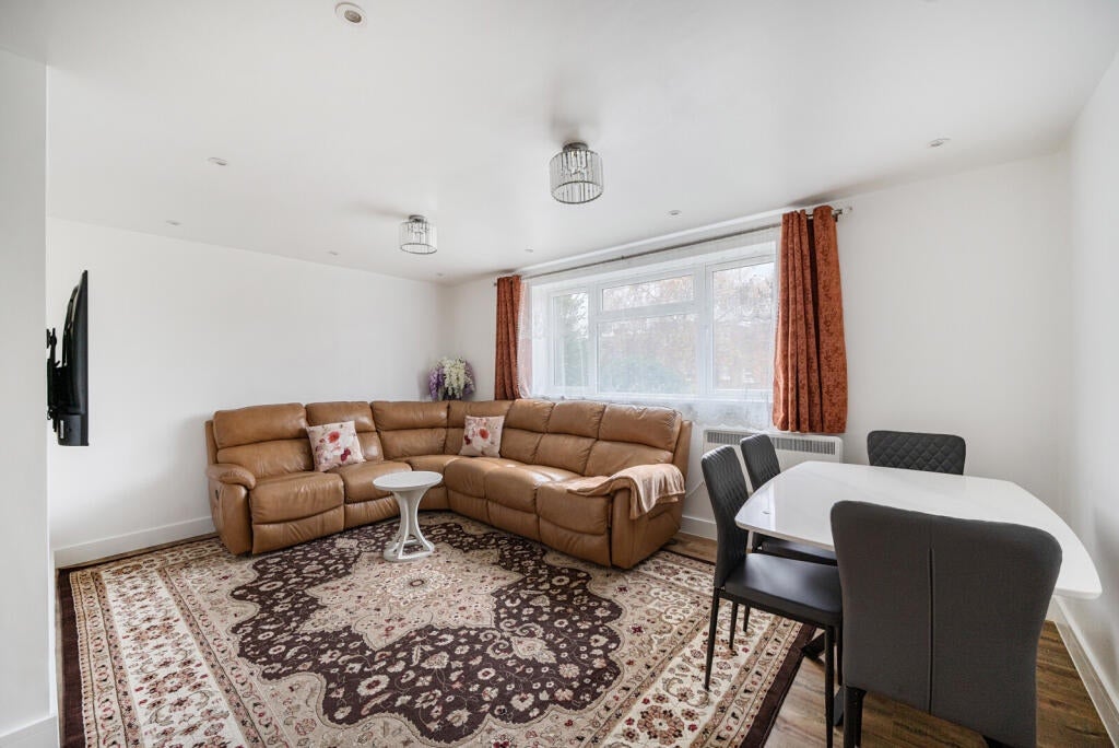 Flat Drummond Road in Guildford