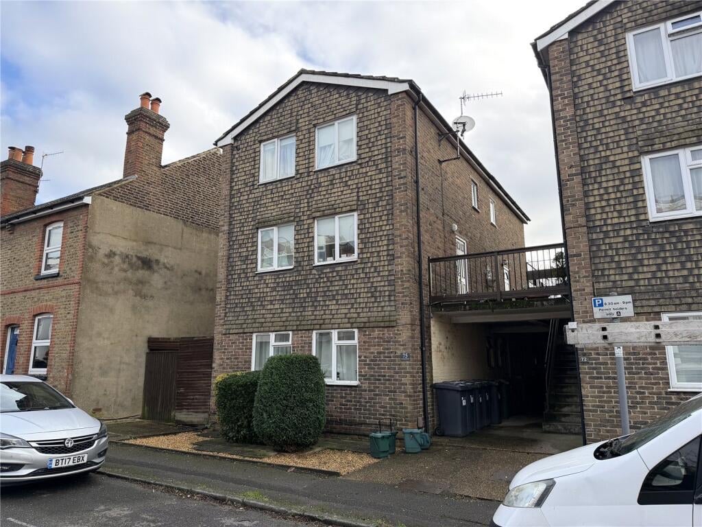 Flat Drummond Road in Guildford