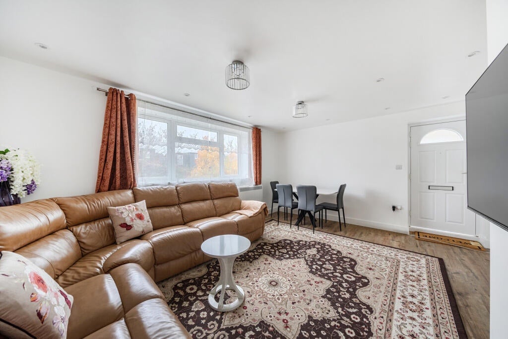 Flat Drummond Road in Guildford
