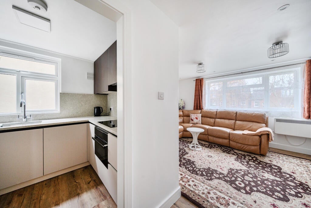 Flat Drummond Road in Guildford
