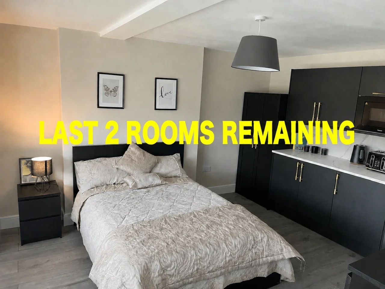 Room Larch Grove in Salford