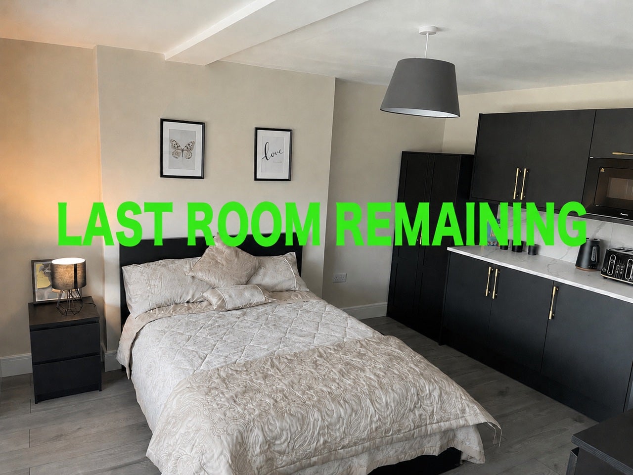 Room Larch Grove in Salford
