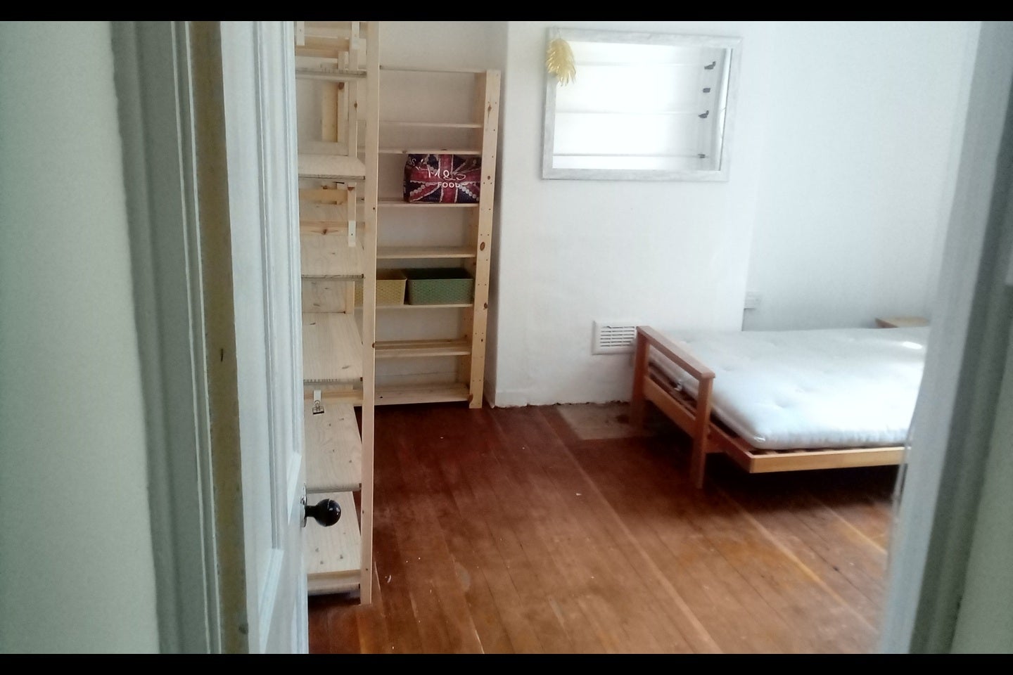 Room Commonwealth Avenue in Greater London