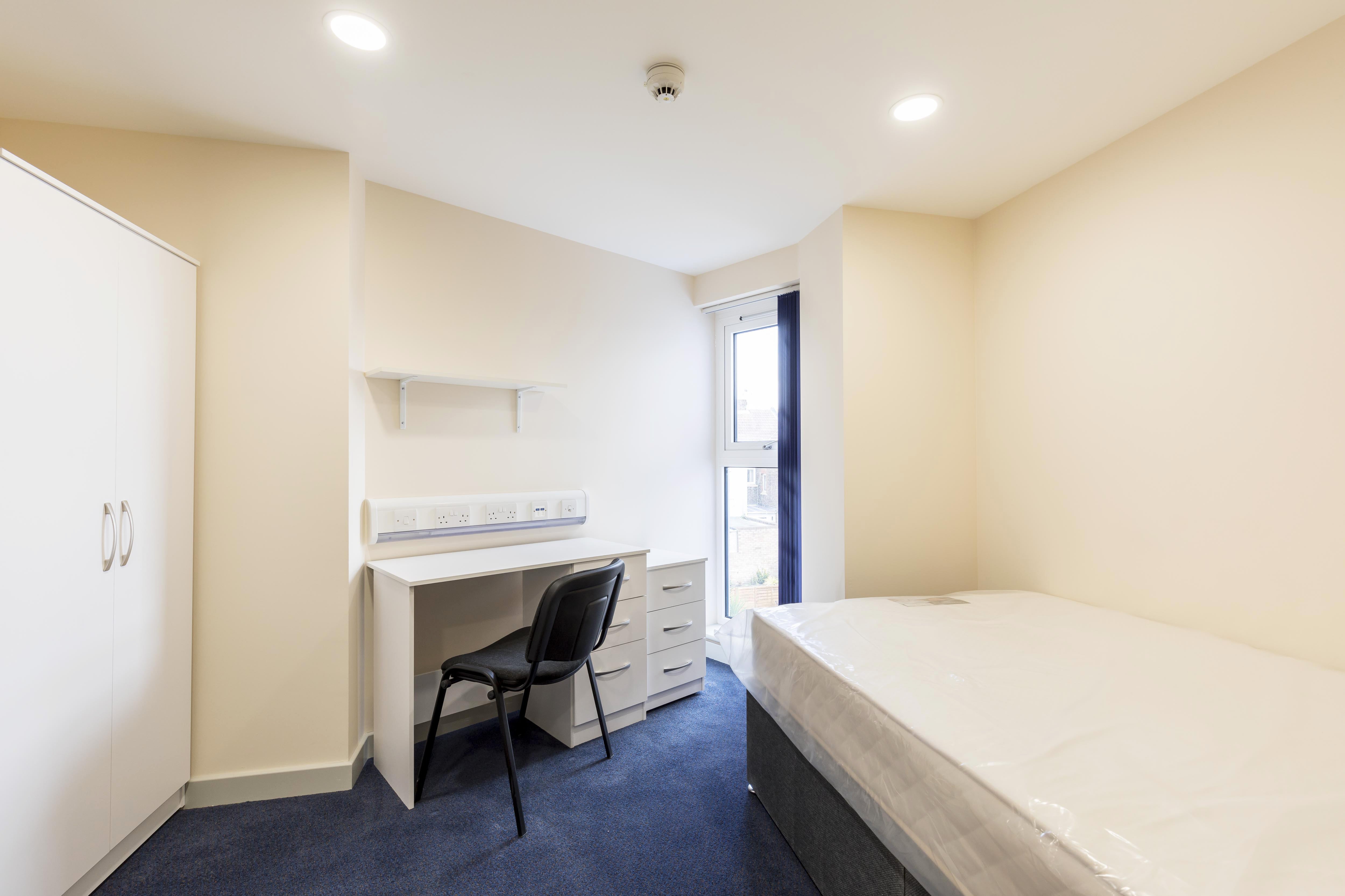 Room Fawcett Road in Portsmouth