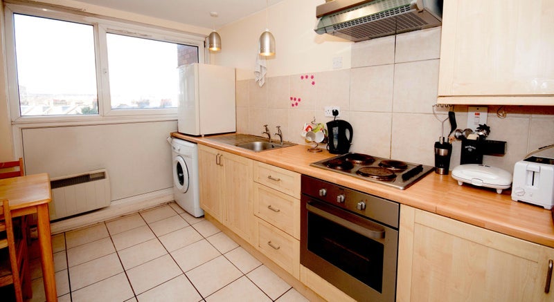 Room Bakersfield in Greater London
