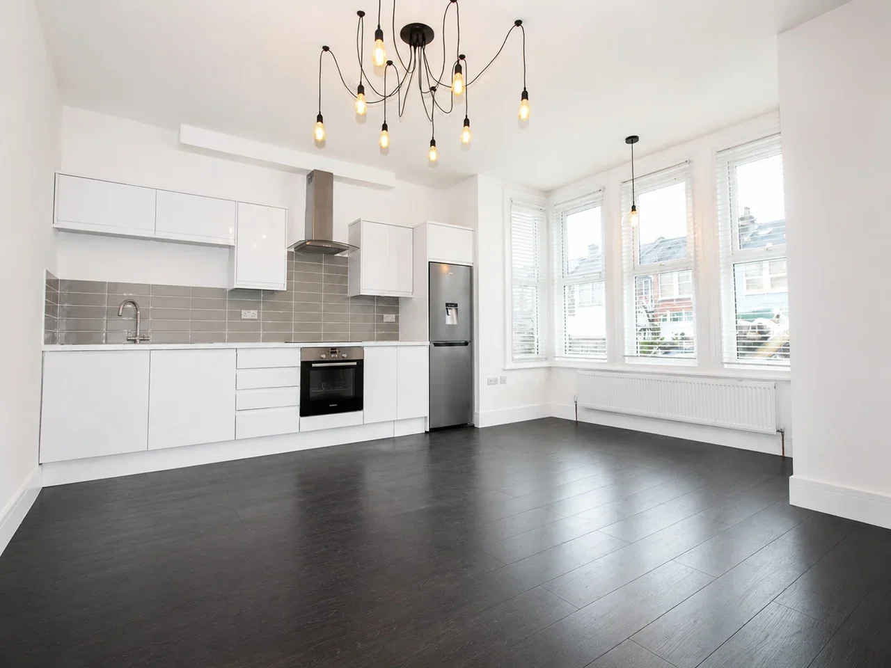 Flat Brownlow Road in Greater London