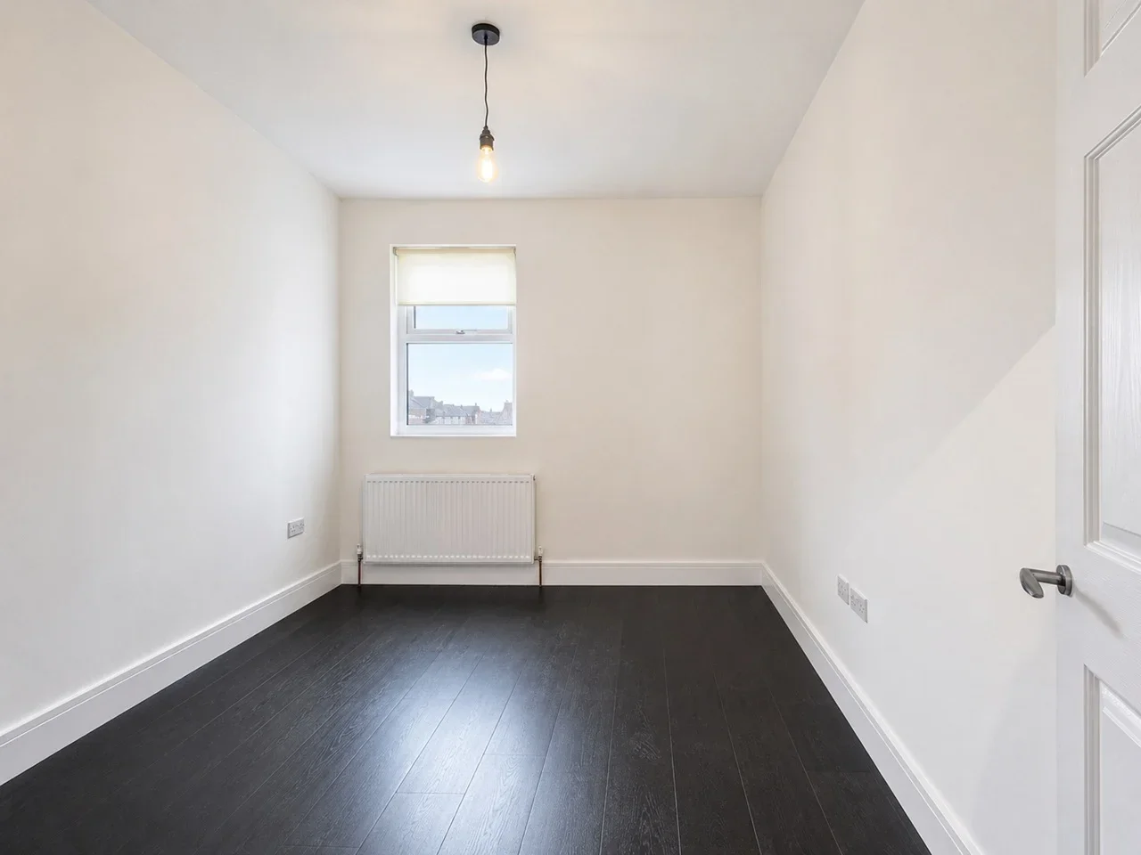 Flat Brownlow Road in Greater London