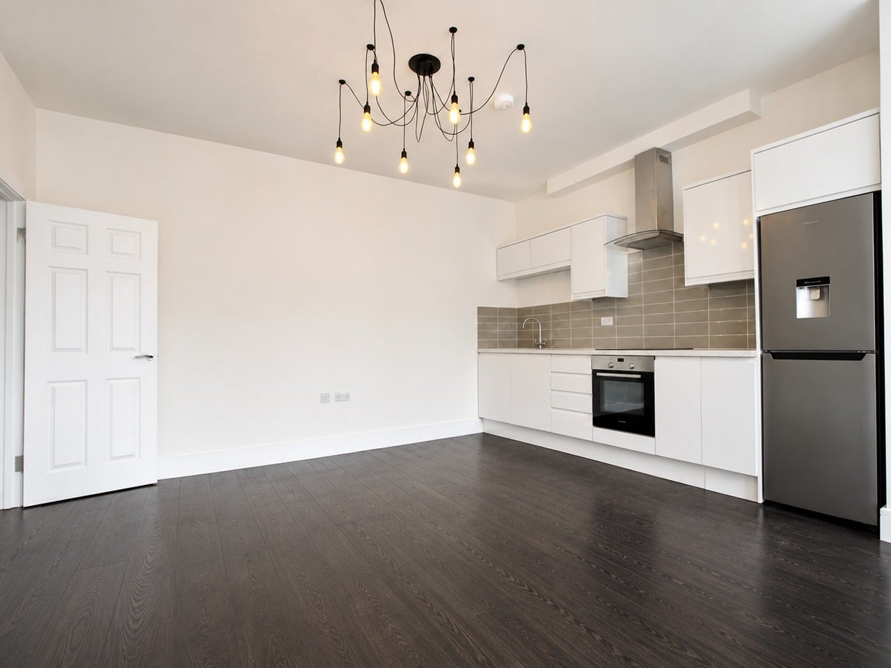Flat Brownlow Road in Greater London