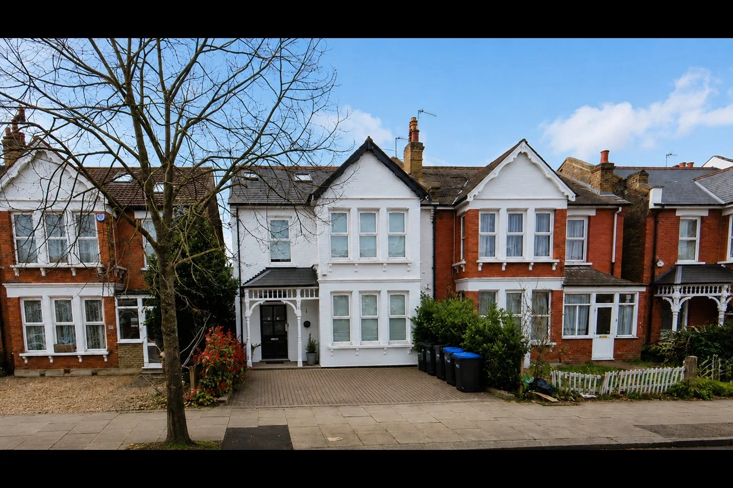 Flat Brownlow Road in Greater London
