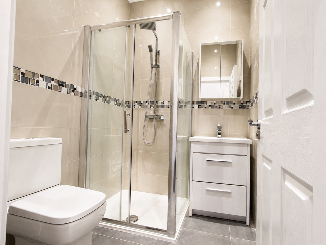 Flat Brownlow Road in Greater London