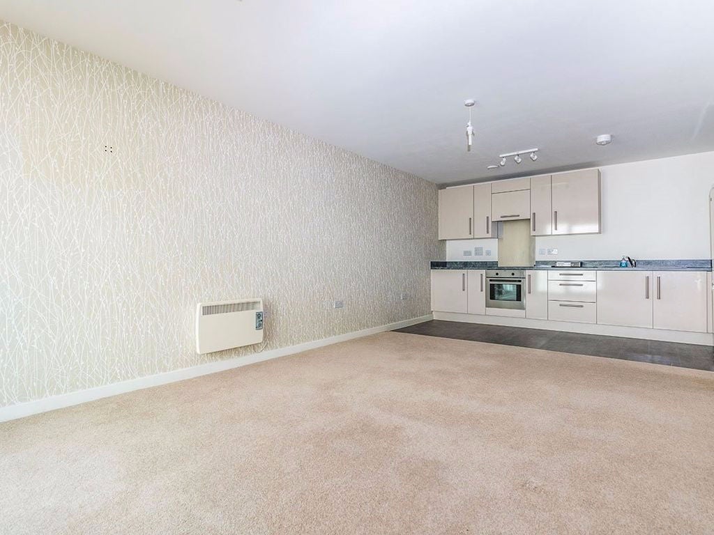 Flat Ocean Drive in Gillingham