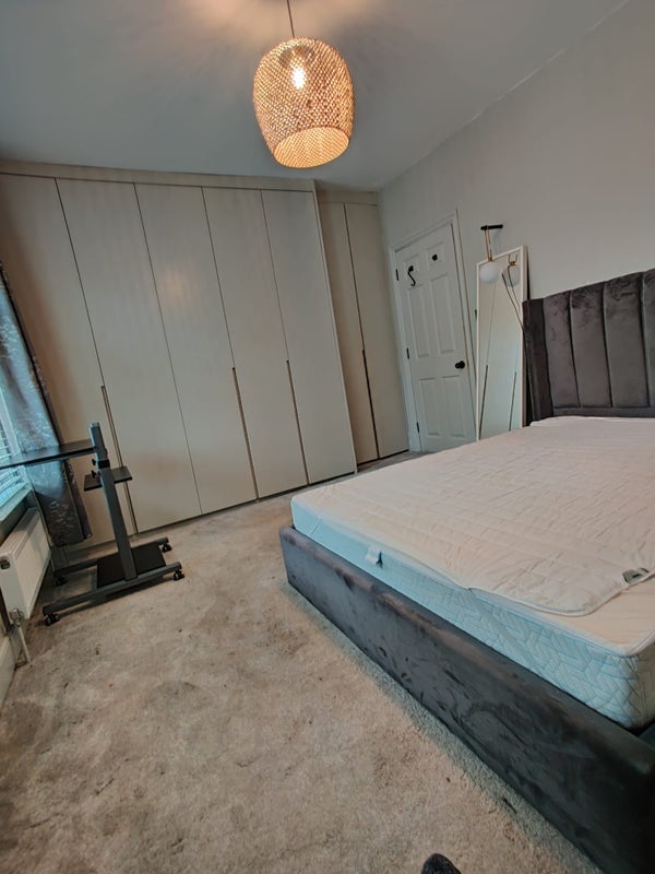 Room Hollington Road in Greater London