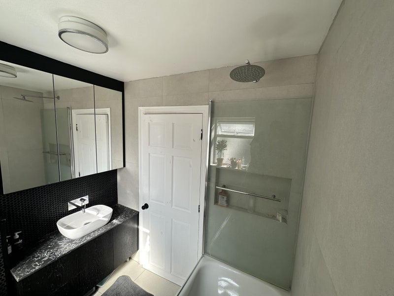 Room Hollington Road in Greater London