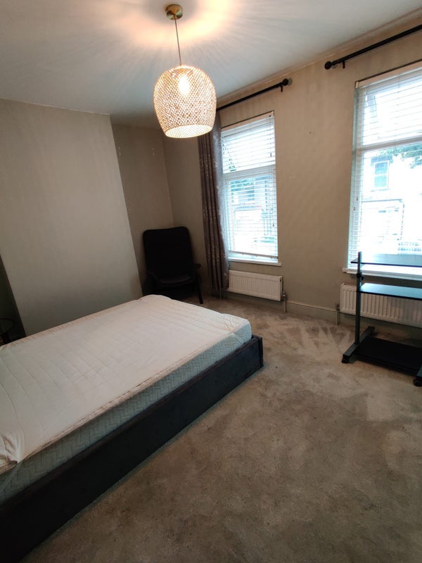Room Hollington Road in Greater London