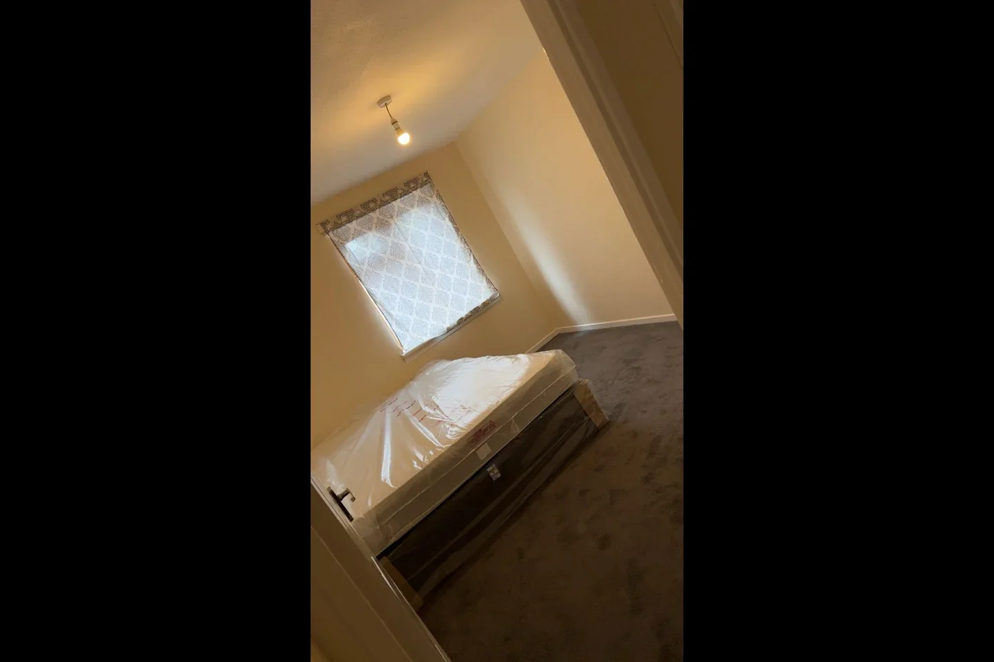 Room Stoneycroft Close in Greater London