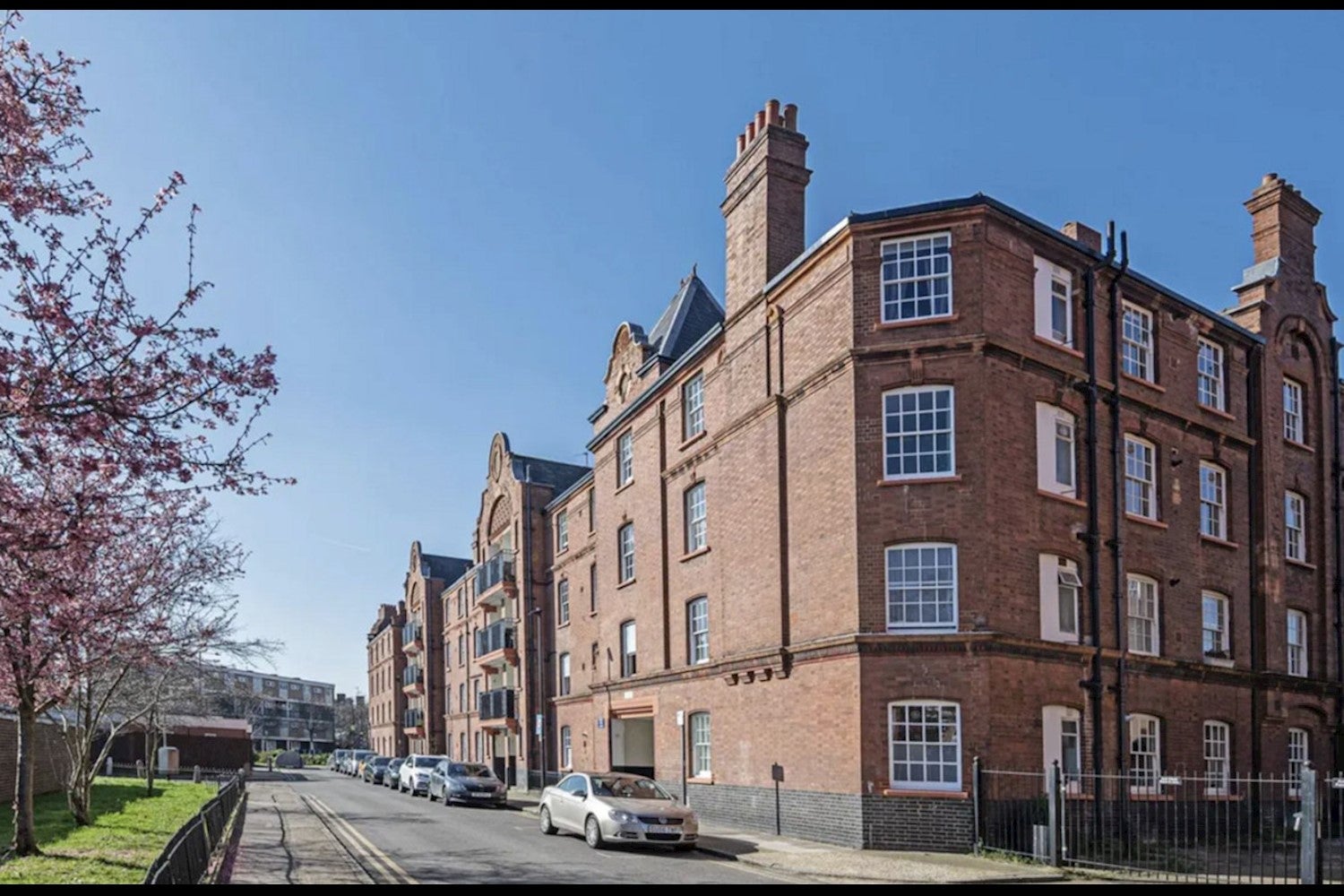 Flat Hannibal Road in Greater London