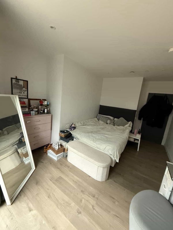 Room Parkes Street in Greater London