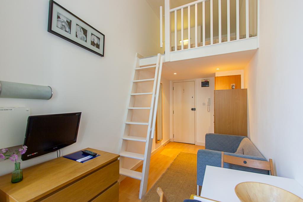 Room Penywern Road in Greater London
