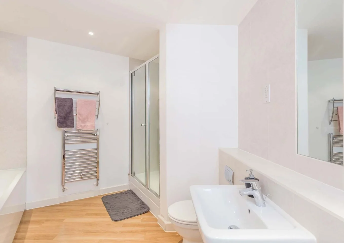 Flat Rollason Way in Brentwood