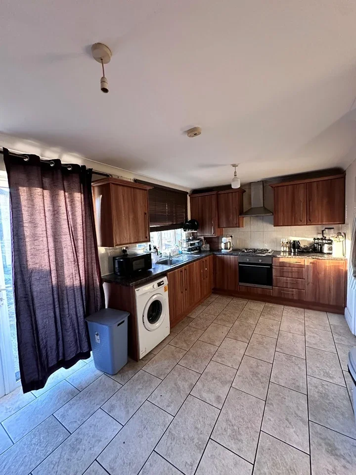Room Selan Gardens in Greater London