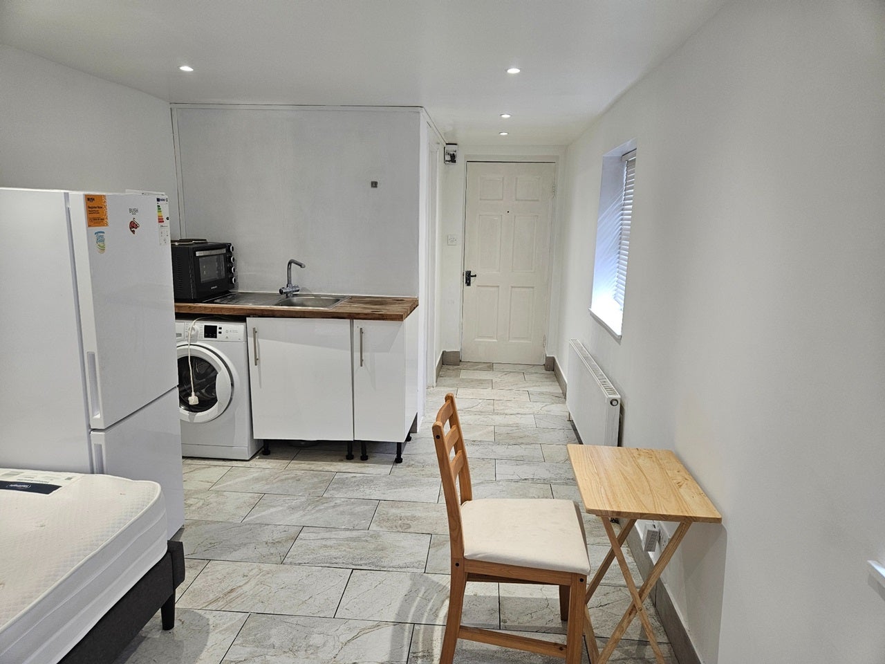 Flat Lynton Avenue in Greater London