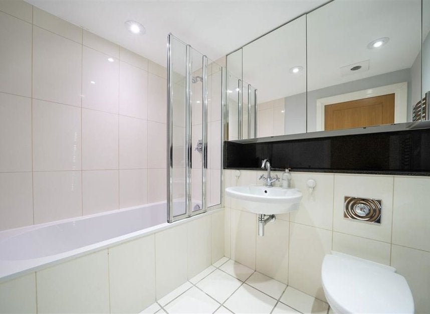 Flat Nine Elms Lane in Greater London