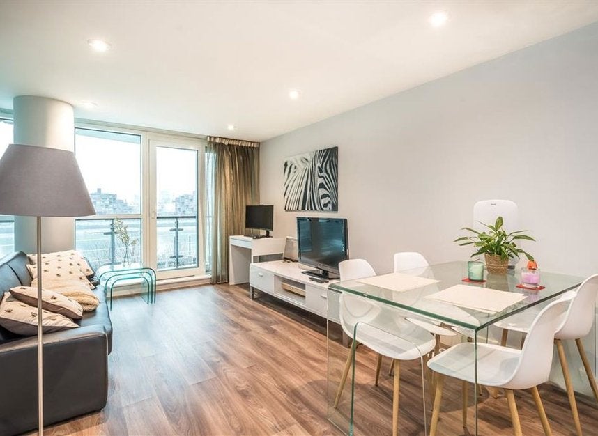 Flat Nine Elms Lane in Greater London