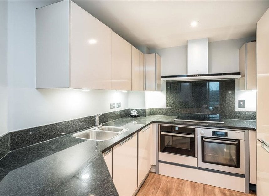 Flat Nine Elms Lane in Greater London