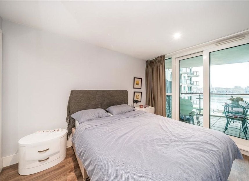 Flat Nine Elms Lane in Greater London