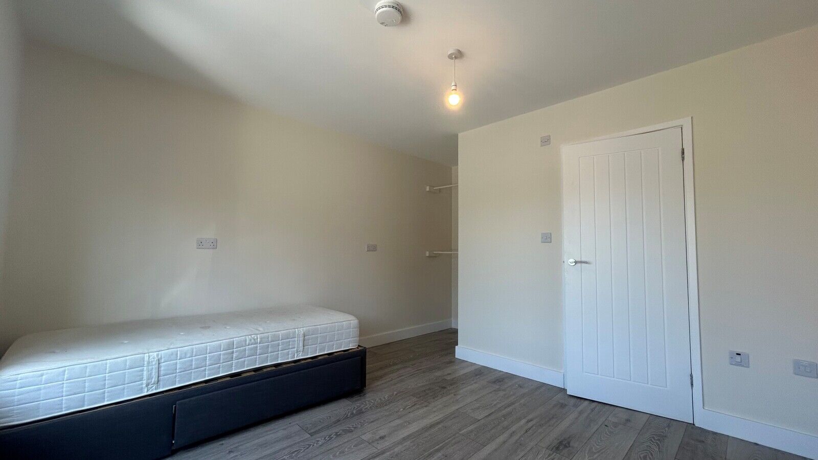 Room Salisbury Road in Reading
