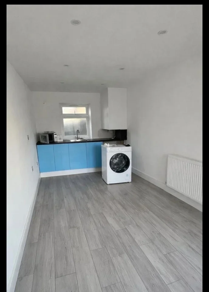 Room Ashford Crescent in Borough of Spelthorne