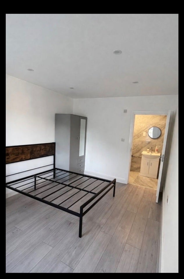 Room Ashford Crescent in Borough of Spelthorne