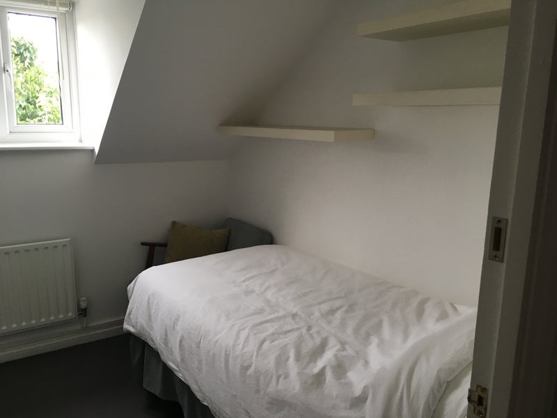 Room Alfred Close in Greater London