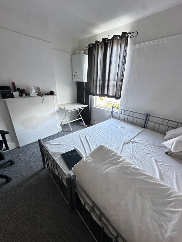 Room Shrubland Road in Greater London