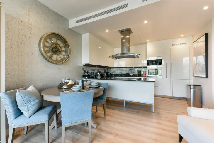 Flat Queenstown Road in Greater London