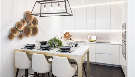 Flat Ponton Road in Greater London