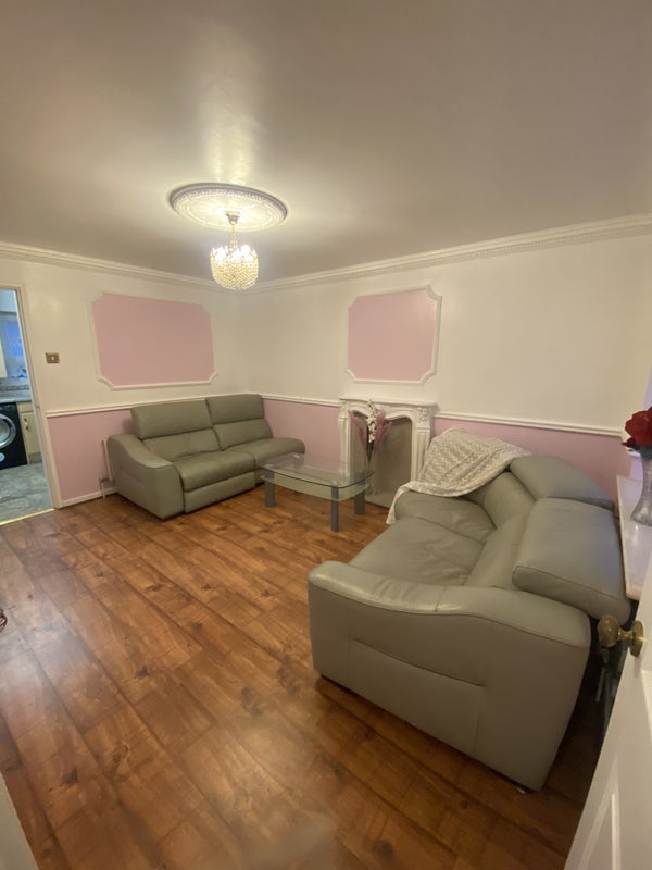 House Lymington Close in Greater London