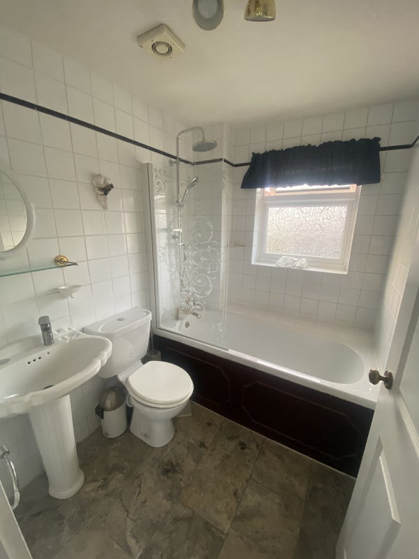 House Lymington Close in Greater London
