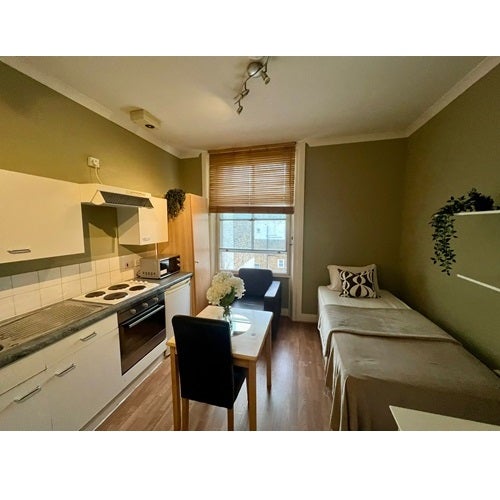 Room Hogarth Road in London