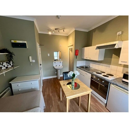 Room Hogarth Road in London
