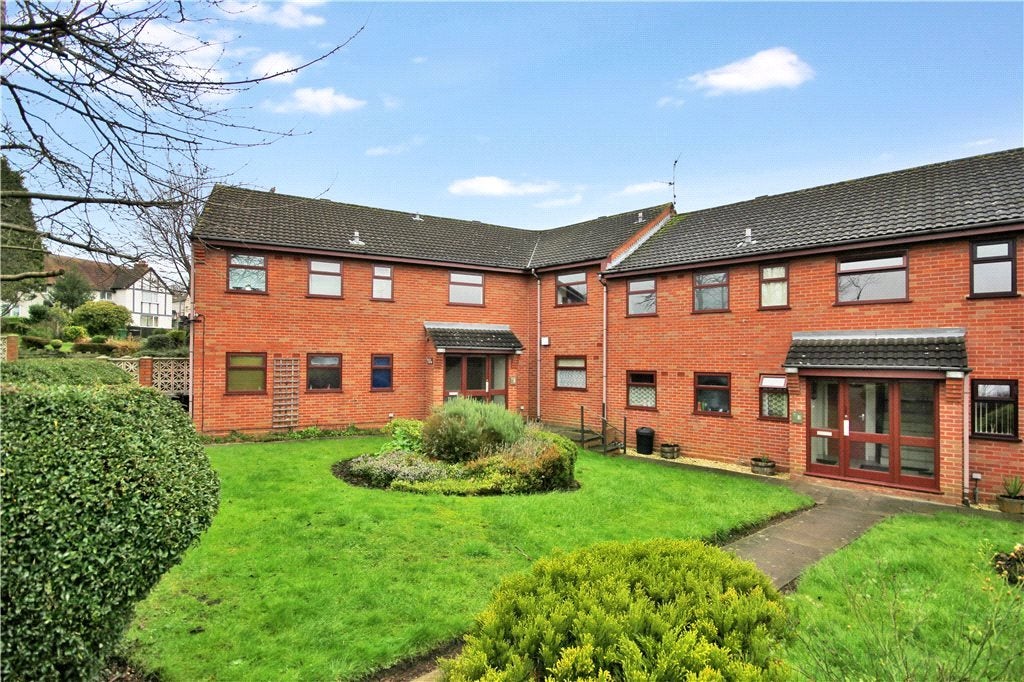Flat Budnam Brook Court in Dudley