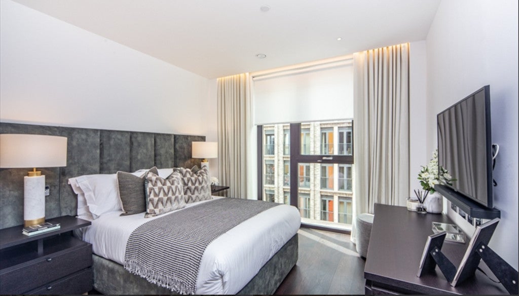 Flat Charles Grinling Walk in London