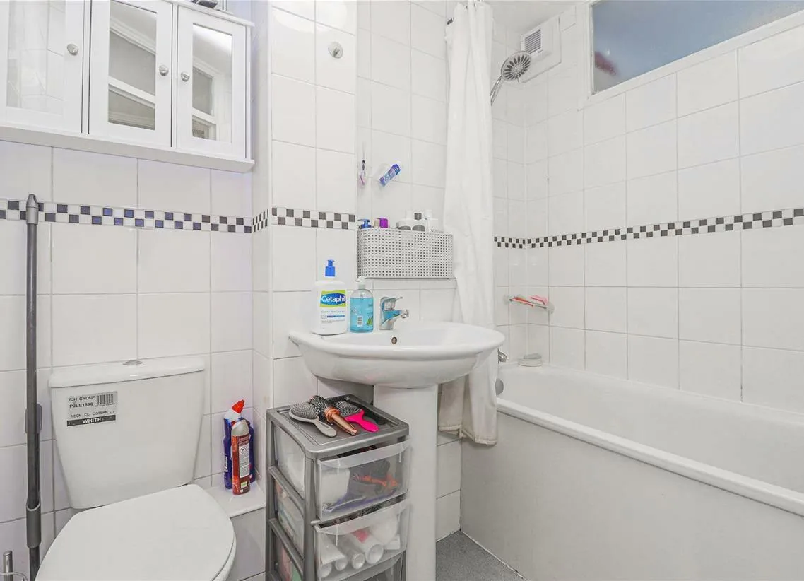 Flat Marley Court in Broxbourne